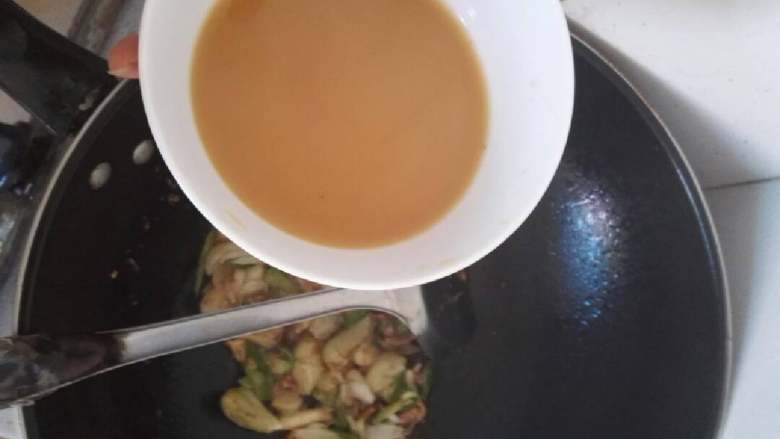 红烧鲫鱼,同时用饭碗加入适量的生粉或红薯粉,加入酱油,和半碗水用筷子调匀