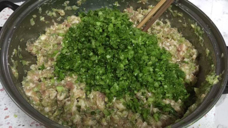 芹菜肉饺，鸡蛋韭菜饺，爽口好吃,搅拌肉馅