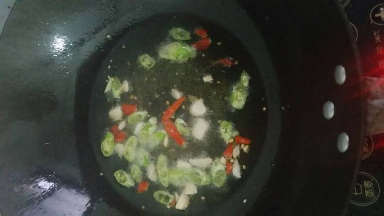 红烧鸡块,放配料