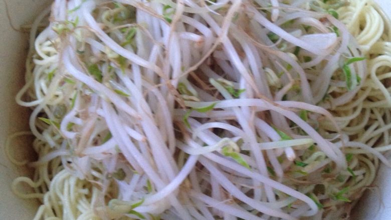 凉面,凉面里放煮好的豆芽!混合。