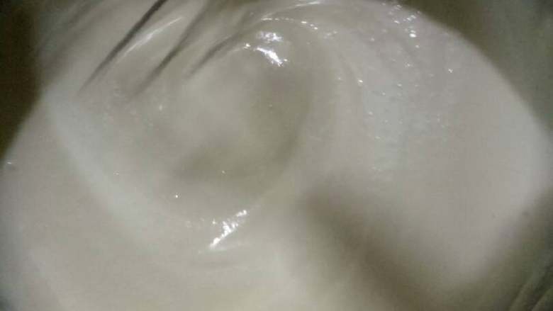 轻乳酪蛋糕,乳酪加<a style='color:red;display:inline-block;' href='/shicai/ 219'>牛奶</a>隔水加热搅拌顺滑无颗粒