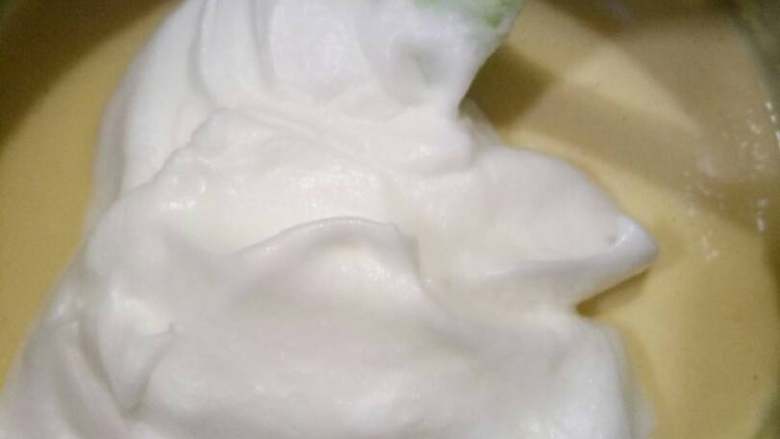 轻乳酪蛋糕,打发完取部分蛋清放入蛋黄糊中搅拌均匀。烤箱可以预热了180度