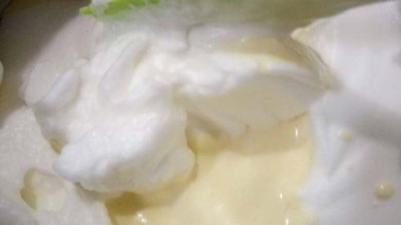 轻乳酪蛋糕,搅拌好后全部倒入剩余的蛋清中翻拌,不要划圈