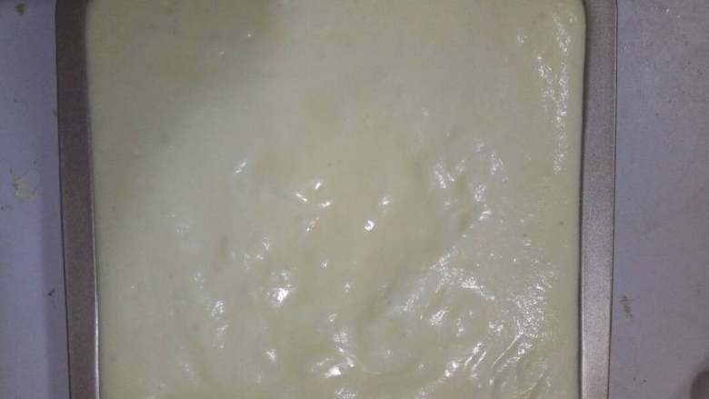 轻乳酪蛋糕,震气泡,烤盘放入7分满的温水 最底下一层。然后烤箱180度烤30分钟,然后转145烤30分钟,然后再闷20分钟到30分钟烤箱没有了温度就行了