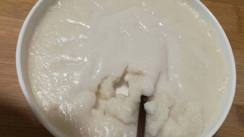 糯米糍,加<a style='color:red;display:inline-block;' href='/shicai/ 156925'>水</a>，用工具将其充分拌匀，上锅蒸。蒸至上下颜色一致，就熟了。