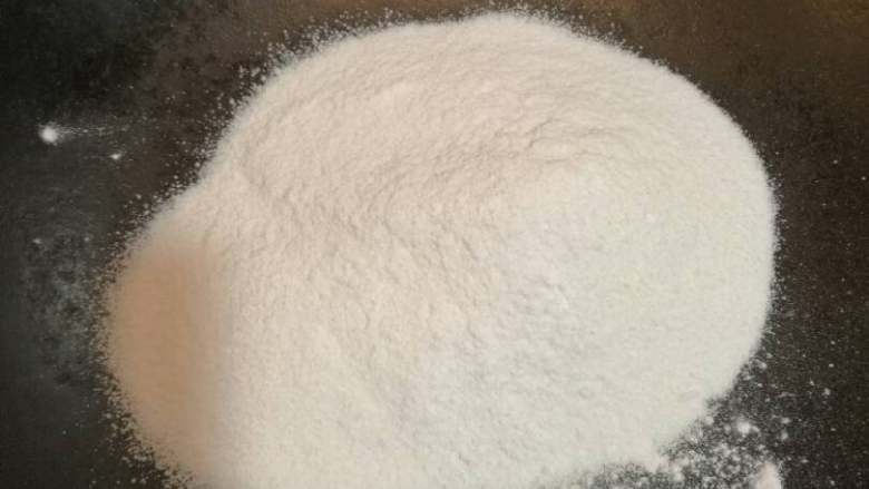 糯米糍,包好后滚上熟芝麻或者滚上炒熟的糯米粉。