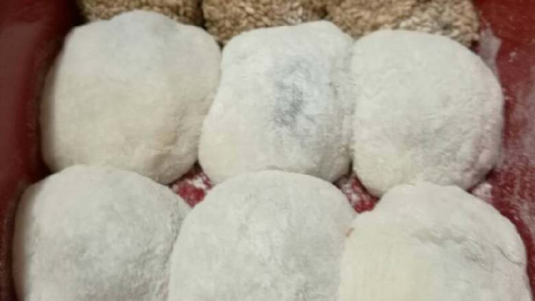 糯米糍,趁热吃吧！放一晚上芝麻会返潮。所以还是滚糯米粉的做多一点吧(っ˘ڡ˘ς)我是不是很聪明☜(ﾟヮﾟ☜)