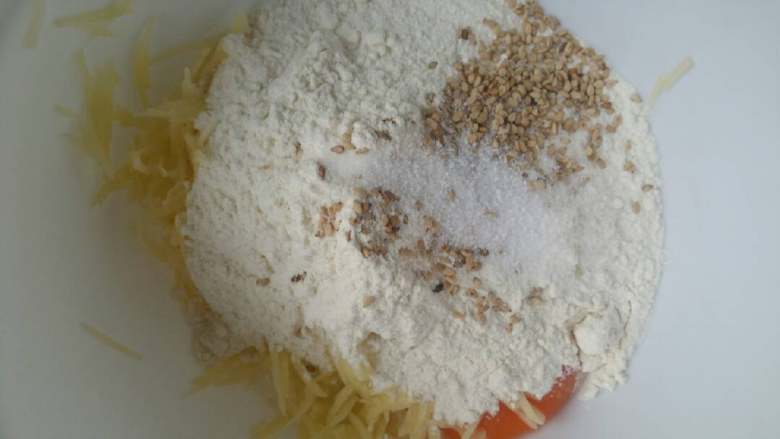 土豆丝饼,以上材料和<a style='color:red;display:inline-block;' href='/shicai/ 519'>面粉</a>放在一起
