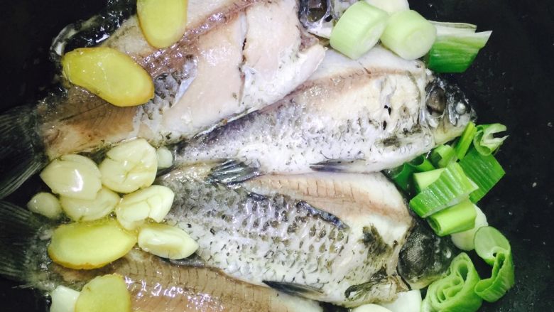 产妇催奶滋补鲫鱼豆腐汤,锅里放油预热,三成热即可把鱼下锅两侧煎至金黄,下葱姜蒜。切记不要放花椒大料等其他调味品,有回奶副总用!