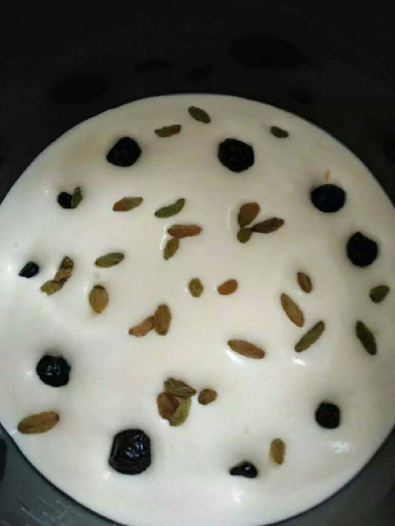 自制蛋糕,电饭锅里面摸层油,倒锅里撒点葡萄干