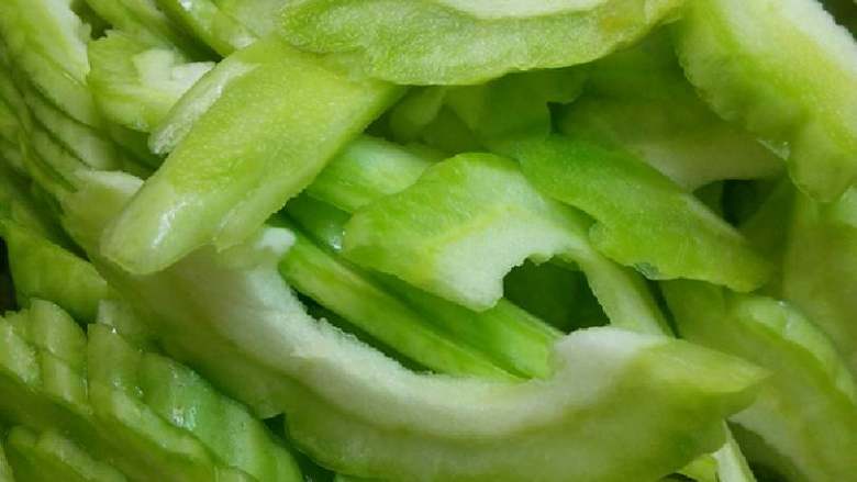豆皮苦瓜,把<a style='color:red;display:inline-block;' href='/shicai/ 55'>苦瓜</a>用刀分两半，取出里面的瓤，然后切成薄片，<a style='color:red;display:inline-block;' href='/shicai/ 86663'>红辣椒</a>切成小丁，<a style='color:red;display:inline-block;' href='/shicai/ 4660'>豆皮</a>切条备用