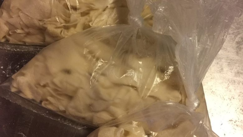 葱油面片,按每次吃的份量装入保鲜袋。速冻保存。我图中的是4块钱的饺子皮量,分了三袋。