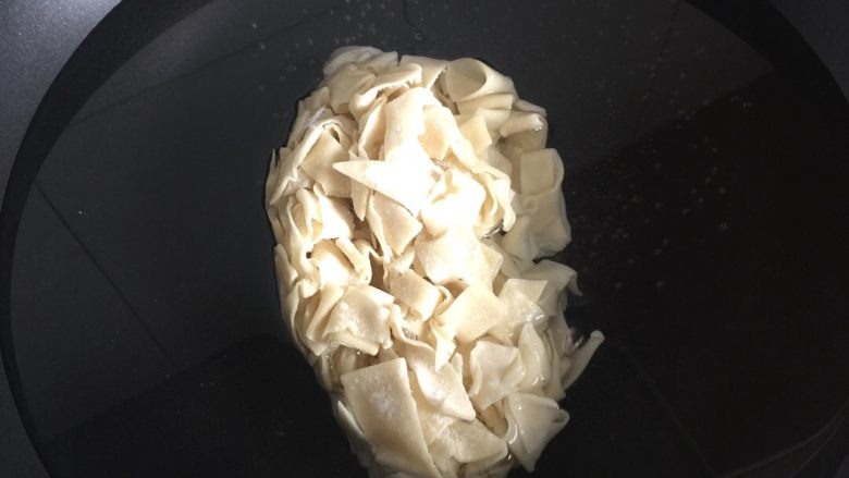 葱油面片,需要吃的时候直接把面片扔水里,无需解冻。我分别试了用冷水和热水的效果。因为上次用冷水煮饺子非常好,所以想试试面片是否也可以用冷水,实践证明不怎么好。