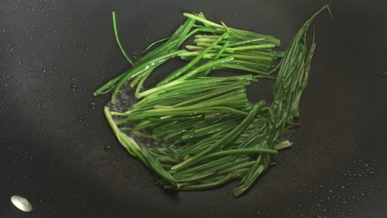 葱油面片,入葱花,小火煎熬。