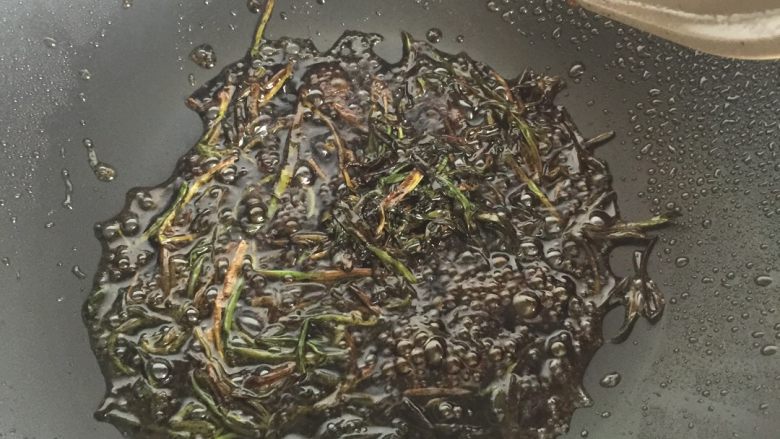 葱油面片,等葱花熬成焦黄的时候,倒入刚才混合好的汁,煮开到冒泡,关火,把葱拣出。