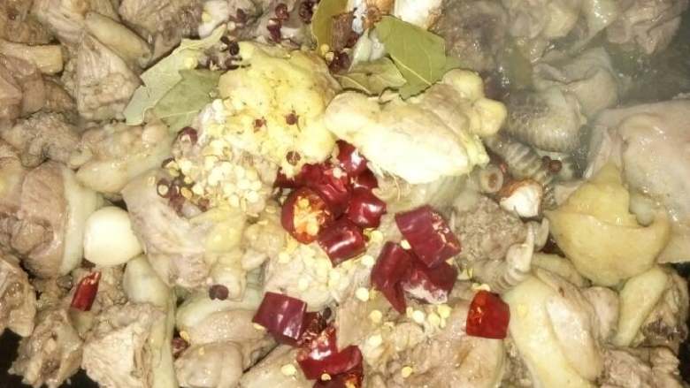 四川土豆烧鸡,等到锅里油的水分炒干放,生姜,蒜,干辣椒,干花椒,八角,桂皮,香叶,蔻进去炒