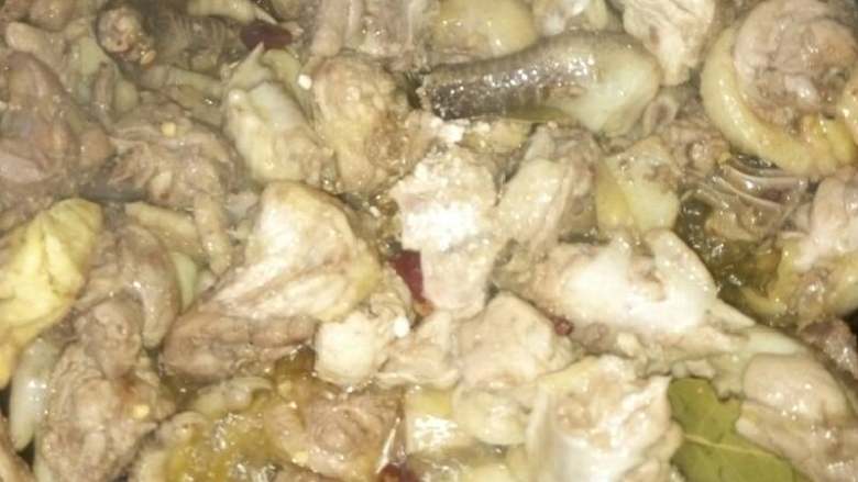 四川土豆烧鸡,把料的香味炒出来以后放沙姜粉和白糖进去翻炒