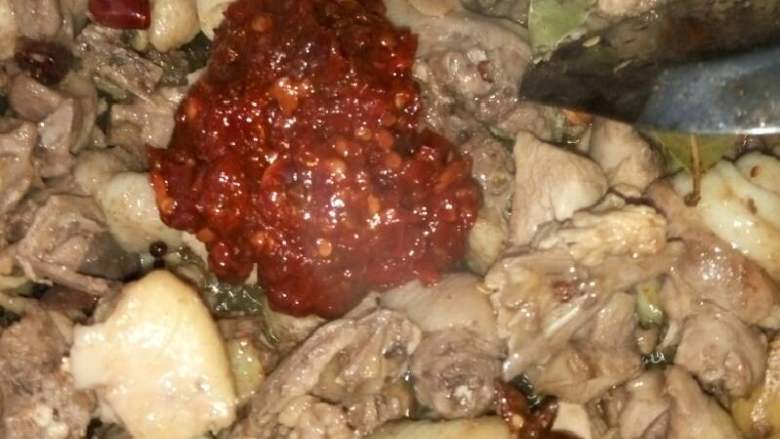 四川土豆烧鸡,放入豆瓣翻炒