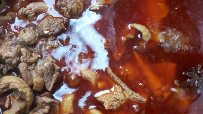 四川土豆烧鸡,等鸡肉熟的差不多了就放土豆进去