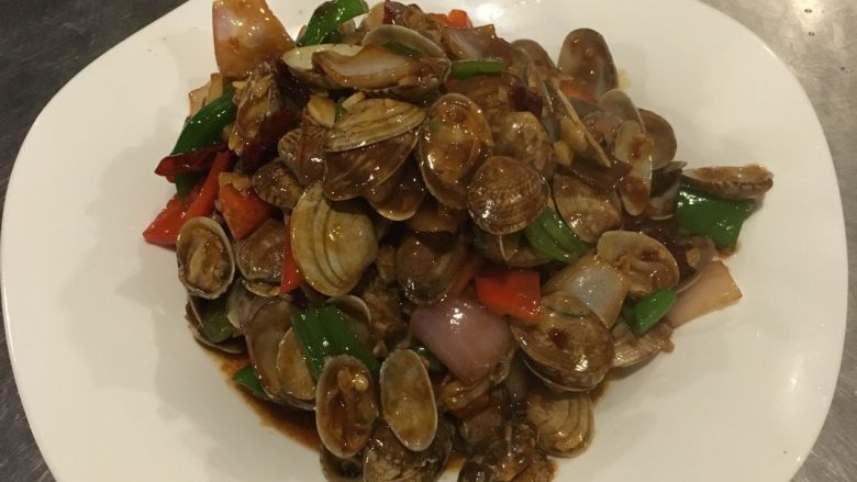 特色花甲,花甲洗净、用海盐浸泡,直到花甲吞水为止方可汆水(一定要等水开才放下去、汆烫好的花甲要掰开、炒出来的成品才不会有太多壳)、锅中放入色拉油、姜片蒜片、干辣椒、花椒碎、<a style='color:red;display:inline-block;' href='/shicai/ 721'>蚝油</a>、爆香放入花甲(上述配料)翻炒片刻放入1⃣️小勺料酒、放上述调味料和鸡粉芶汁即可