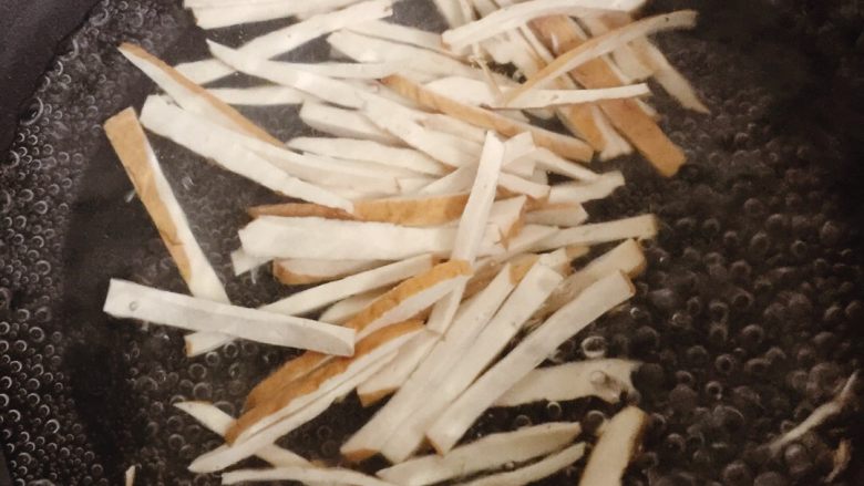 拌双丝香肠,水煮开后,把豆腐干焯水。沥干水分备用。