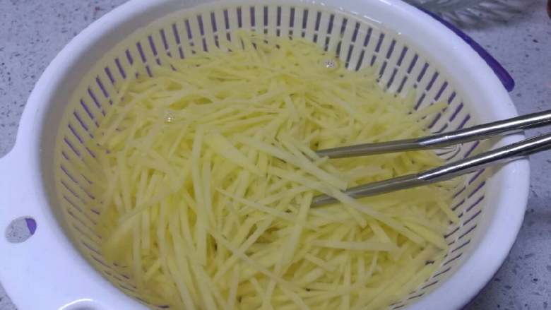 凉拌土豆丝,烫后的土豆丝立即过凉水，装人入盘内