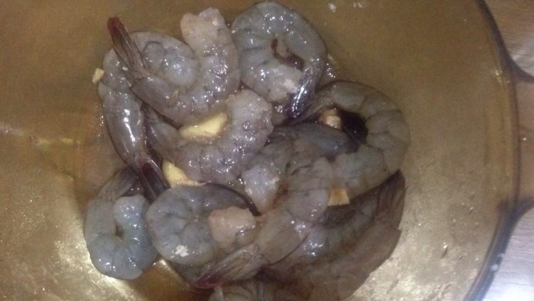 椰蓉虾,虾放速冻半小时，拿出来去壳方便，去壳留虾尾。洗干净沥干水分，加盐、<a style='color:red;display:inline-block;' href='/shicai/ 724'>胡椒</a>、<a style='color:red;display:inline-block;' href='/shicai/ 718'>料酒</a>、葱姜抓一抓，抓匀放冰箱冷藏入味，大概需要一小时。