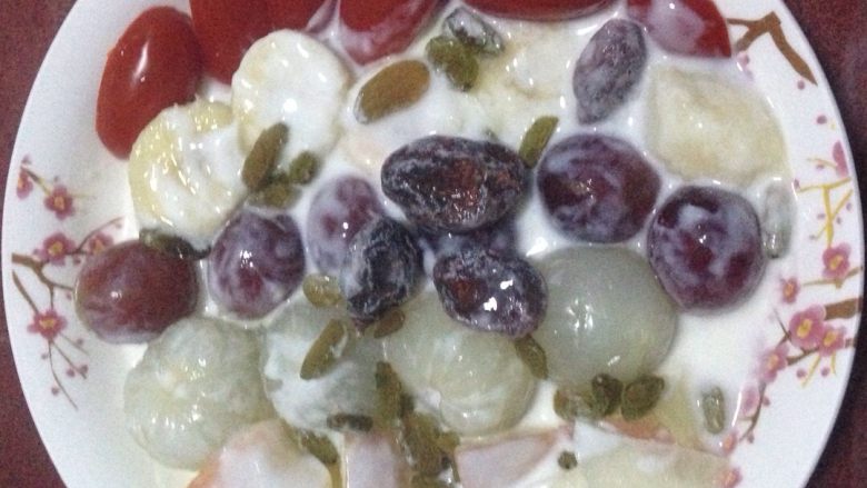 沙拉(自制),水果浇上酸奶或沙拉酱,果干等,按照自己喜好!蔬菜可以沙拉酱或酱油蚝油等等!