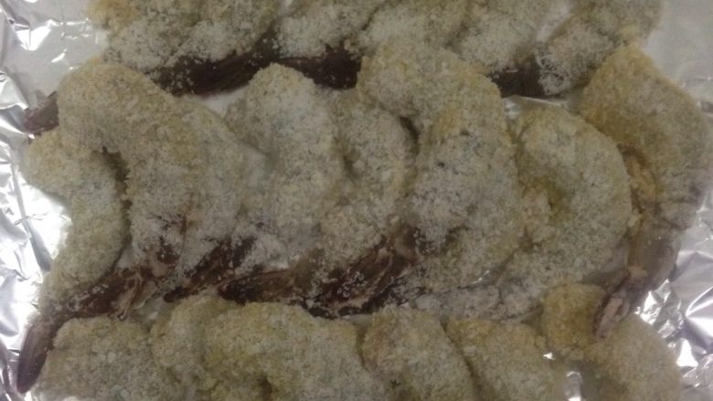 椰蓉虾,依次先沾淀粉、在沾鸡蛋液、最后裹上椰蓉就OK