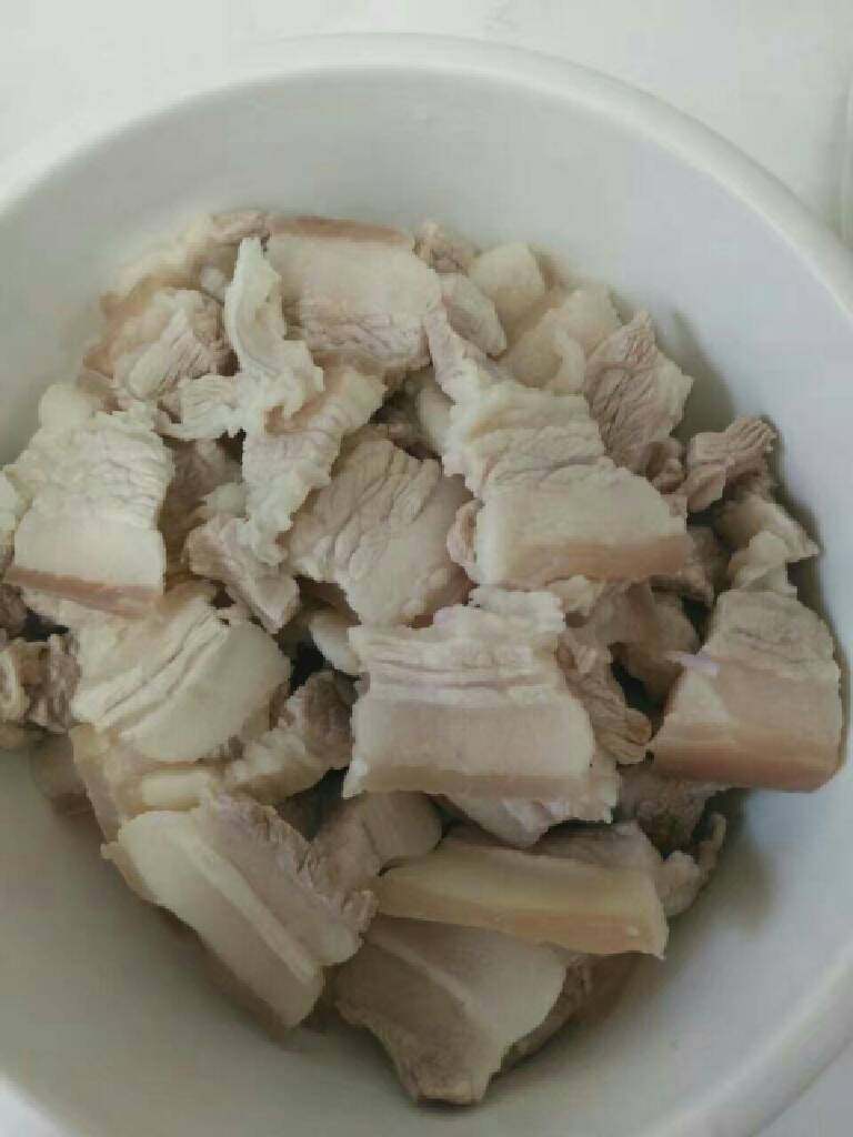 回锅肉,<a style='color:red;display:inline-block;' href='/shicai/ 428'>五花肉</a>切片焯水备用