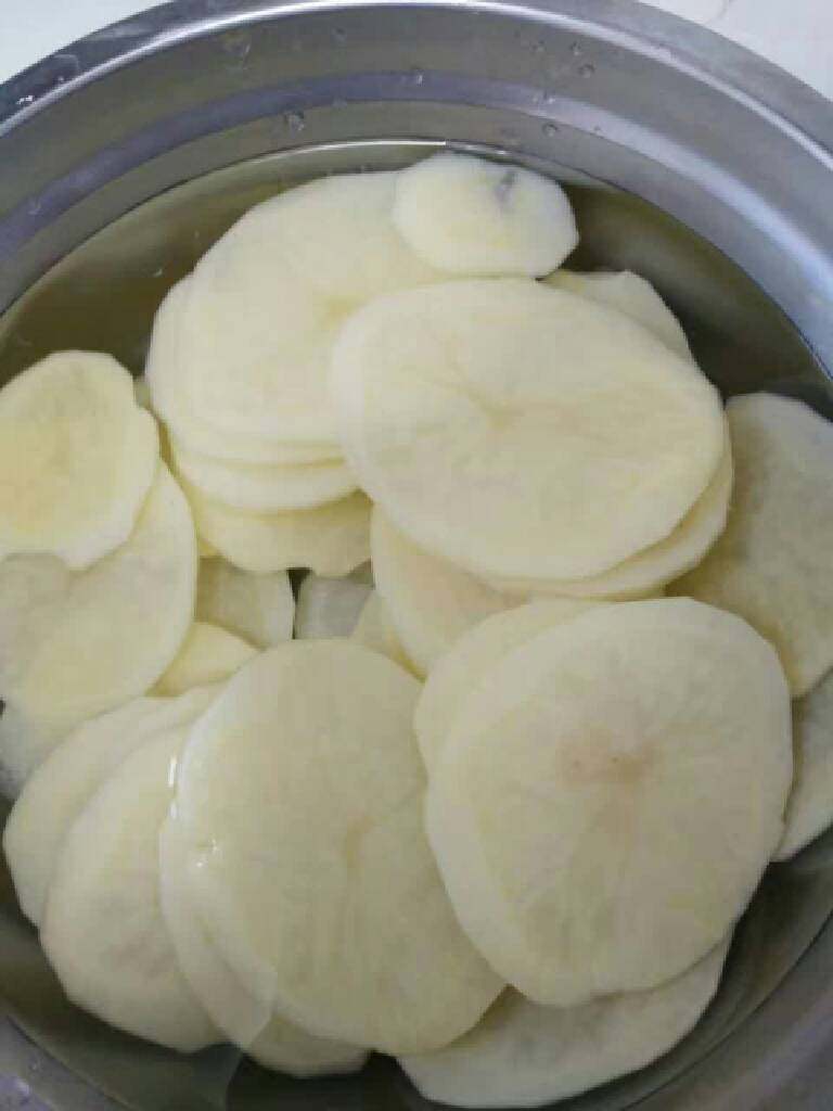 回锅肉,<a style='color:red;display:inline-block;' href='/shicai/ 23'>土豆</a>片切薄片