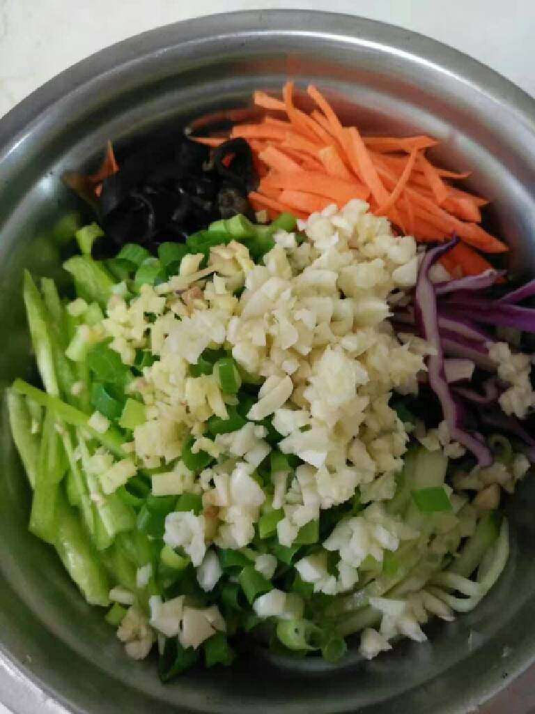 回锅肉,配菜切丝，葱姜蒜切碎，搭配一下颜色就可以了！