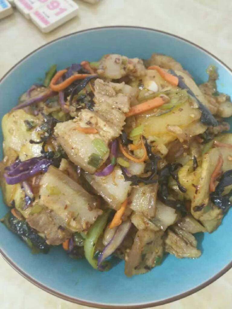 回锅肉,土豆片过油炸一下，然后锅热油葱姜蒜炒香，有老干妈香辣酱可以放点更好吃，肉放里炒到肥肉透明最好，配菜倒里一起炒香，放点盐和酱油就好了！