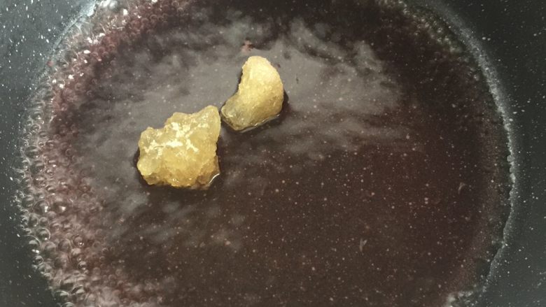 杨梅干,因为我之前煮了杨梅汤,所以留了一点汁下来做杨梅干。用清水就可以。图中的水还是多了,其实可以更少点(我甚至觉得水都可以不放),因为要把杨梅的水分煮干是一件漫长的事情。