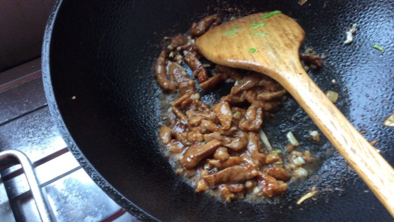 花白肉丝炒粉条,倒入肉丝翻炒片刻