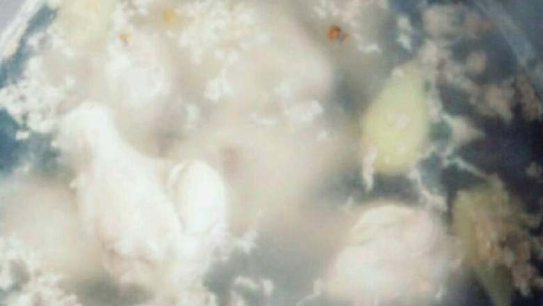 红烧鸡翅翅跟,放热水里煮,差不多输了,翻滚了就行了