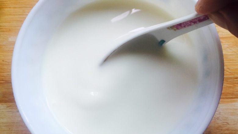 木瓜牛奶冻,将泡软的吉利丁片放入牛奶中搅匀即可