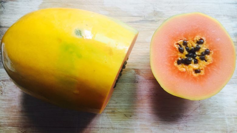 木瓜牛奶冻,将<a style='color:red;display:inline-block;' href='/shicai/ 590'>木瓜</a>从1/4处切开