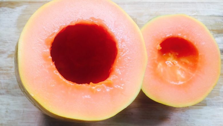 木瓜牛奶冻,用长勺子将木瓜籽挖出来