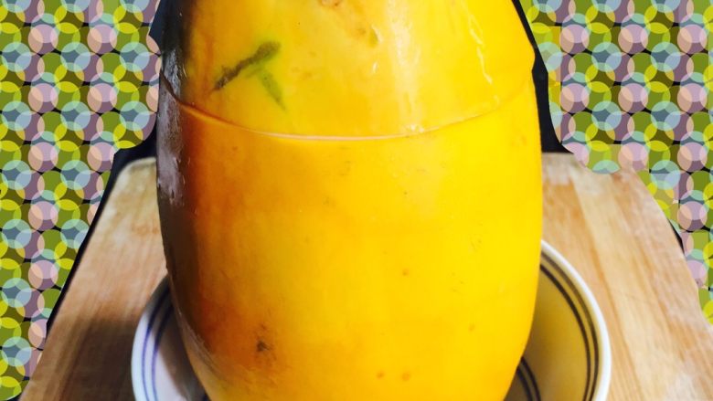 木瓜牛奶冻,盖上切下来的盖子。把木瓜放入冰箱冷藏至少5个小时，也可以更长的时间