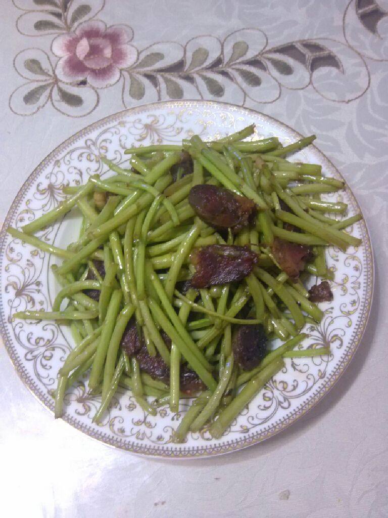泥蒿炒香肠