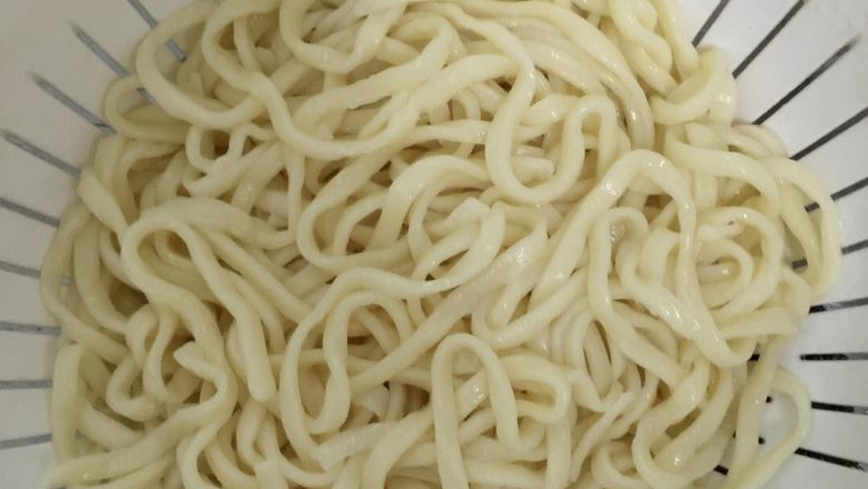 冬至饺子,夏至面——秘制凉面,面煮熟,由白变黄即可,稍微硬点,出来过三遍凉水