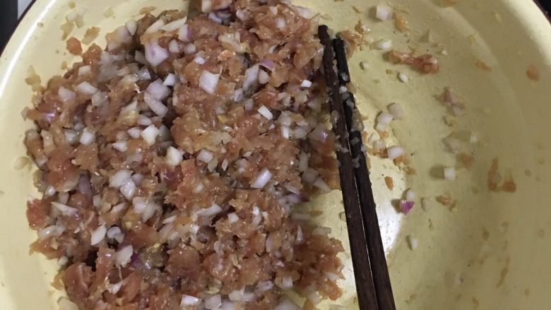 猪肉馅饼,肉馅中放入<a style='color:red;display:inline-block;' href='/shicai/ 37'>姜</a>、五香粉，盐，生抽、香油和少量糖一个方向搅拌均匀再加入剁碎的<a style='color:red;display:inline-block;' href='/shicai/ 29'>洋葱</a>搅拌待用