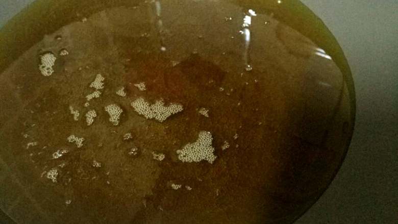 啤酒麻辣小龙虾,锅里到油要多,把油烧到八成热