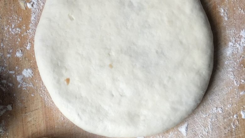 猪肉馅饼,待面发好后，再揉到劲道一些，根据个人喜欢大小分生几个小剂子，然后将面团像弄包子皮一样擀开，就是中间厚边上薄，取对应适量的肉馅包在其中，用手压成馅饼状