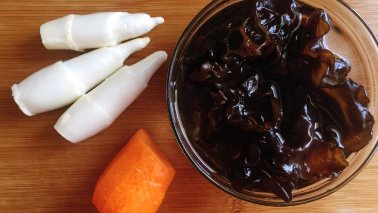 拌三色,准备原料，<a style='color:red;display:inline-block;' href='/shicai/ 136'>黑木耳</a>事先泡发洗净