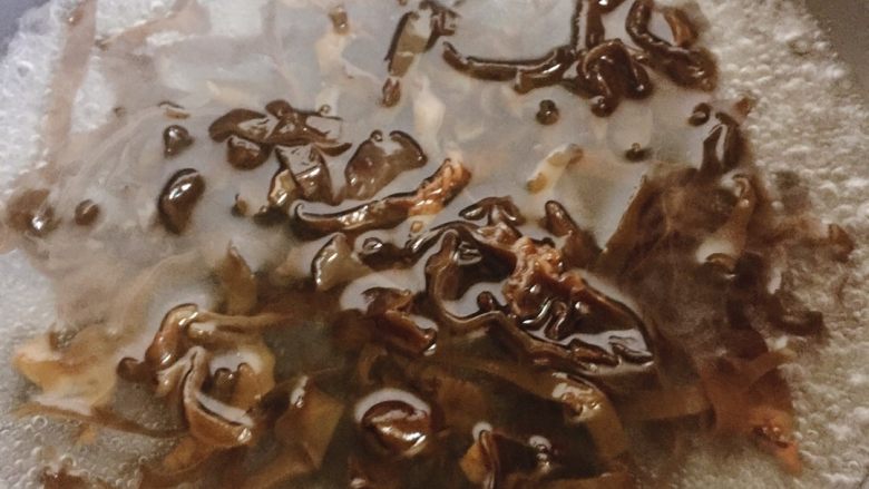 拌三色,焯水半分钟马上捞出，沥干水分盛出备用