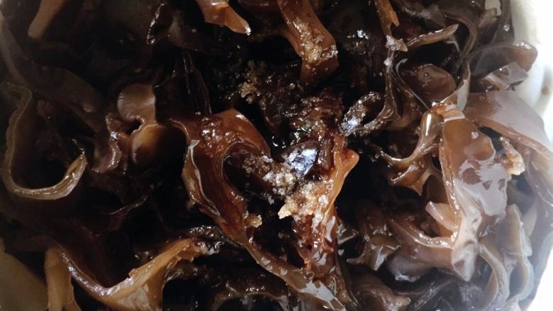 拌三色,先用调料把黑木耳拌好，可以让它更入味一点。