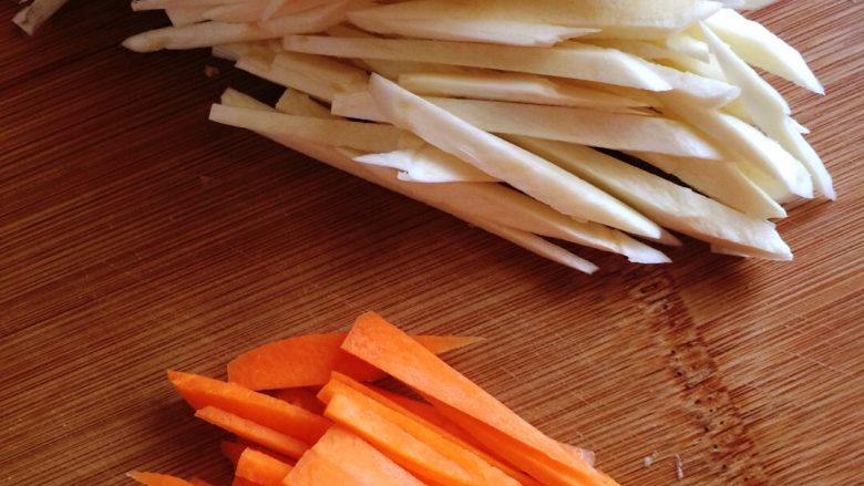 拌三色,这边<a style='color:red;display:inline-block;' href='/shicai/ 25'>胡萝卜</a>和<a style='color:red;display:inline-block;' href='/shicai/ 65'>茭白</a>切丝