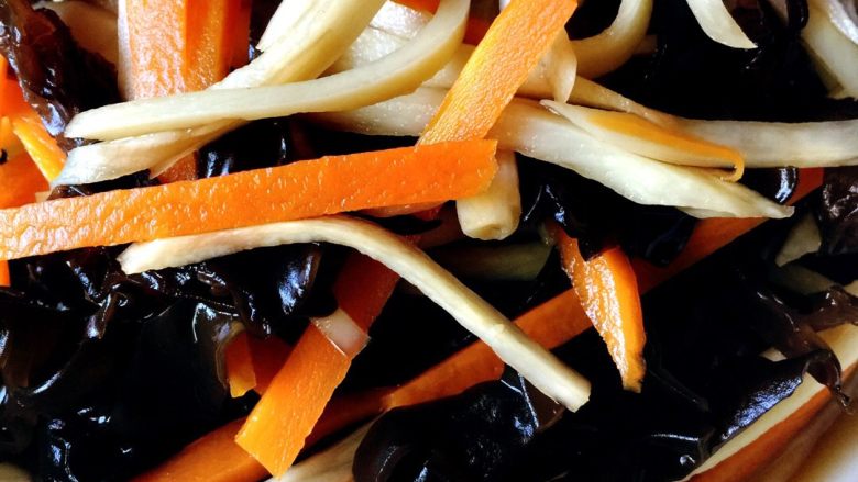 拌三色,最后把事先拌好的黑木耳丝连同汁一起拌入茭白胡萝卜丝里，搅拌均匀，淋上麻油。我家的菜基本口味偏淡，口味重的可以放辣椒油哦！菜的口味还是可以按照自己喜好来的。